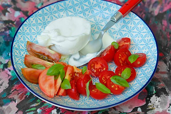 Tomaten mit Basilikum und Büffelmozzarella, gesund, Gemüse, Salat, Caprese, vegetarisch, Teller, Esslöffel, Foodfotografie, Deutschland, Europa