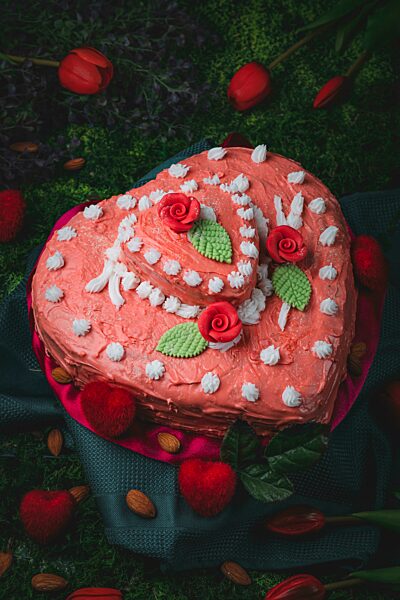 Rosa Kuchen mit Deko, Valentinstag, Foodfotografie