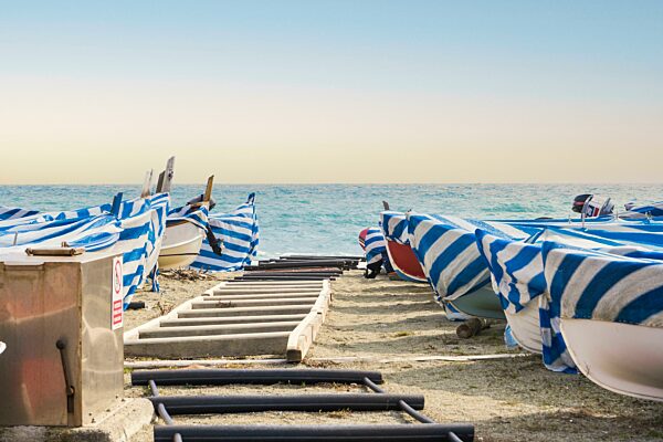 Boote am Strand von Monterosso al Mare in den Cinque Terre, Ligurien, Italien, Europa