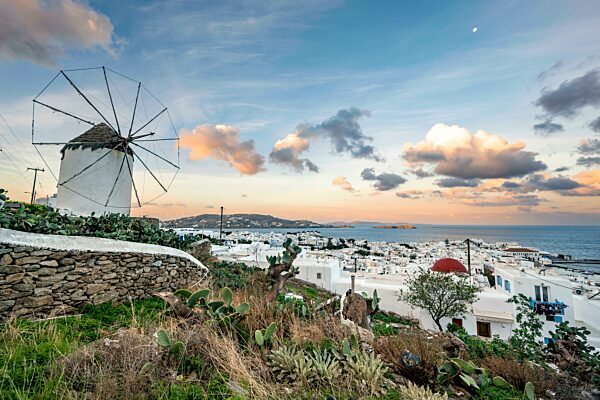 Bonis Windmühle bei Sonnenaufgang, Ausblick über weiße kykladische Häuser, Insel und Meer, Mykonos Stadt, Mykonos, Kykladen, Griechenland, Europa