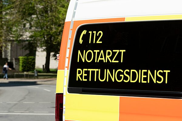 Symbolbild, Notruf 112, Notarzt, Rettungsdienst, Feuerwehr, Detailansicht, Schriftzug auf einem Krankenwagen, Deutschland, Europa