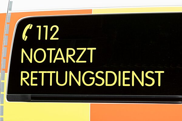 Symbolbild, Notruf 112, Notarzt, Rettungsdienst, Feuerwehr, Detailansicht, Schriftzug auf einem Krankenwagen, Deutschland, Europa