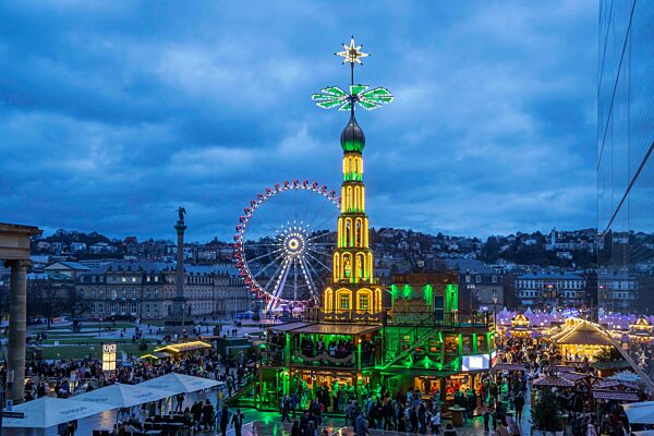 Weihnachtsmarkt Stuttgart, Weihnachtspyramide aus dem Erzgebirge am Schlossplatz am Abend, im Hintergrund das Riesenrad und das Neues Schloss, Stuttgart, Baden-Württemberg, Deutschland, Europa