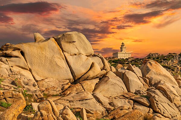 Leuchtturm am Capo Testa, Santa Teresa di Gallura, Sardinien. Italien, Santa Teresa di Gallura, Sardinien, Italien, Europa