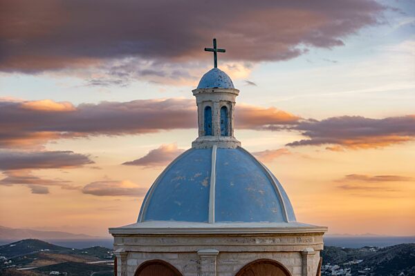 Blaue Kuppel der katholischen Kirche Unserer Lieben Frau vom Karmel bei Sonnenuntergang, Ano Syros, Ermoupoli, Syros, Kykladen, Griechenland, Europa