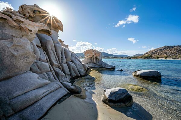 Felsformationen an der Küste mit türkisem Meer, Sonnenstern, Strand Kolimbithres, Paros, Kykladen, Ägäis, Griechenland, Europa