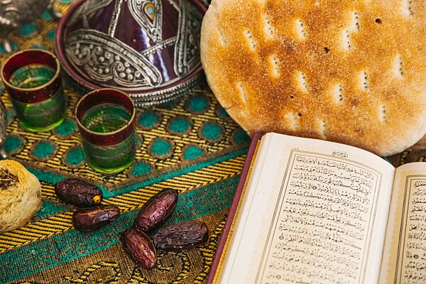 Ramadan Konzept mit Teeservice Koran