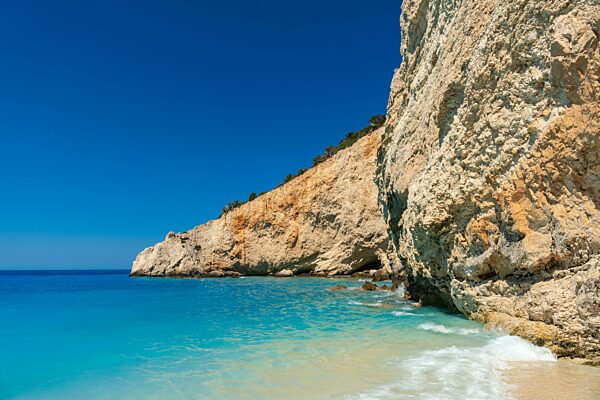 Strand von Porto Katsiki auf der Insel Lefkada im Sommer ohne Menschen, Griechenland, Europa
