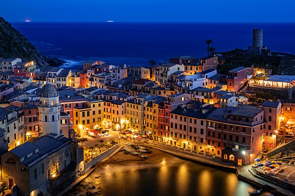 Ortsansicht, bunte Häuser, Abendstimmung, Vernazza, Nationalpark Cinque Terre, Ligurien, Italien, Europa