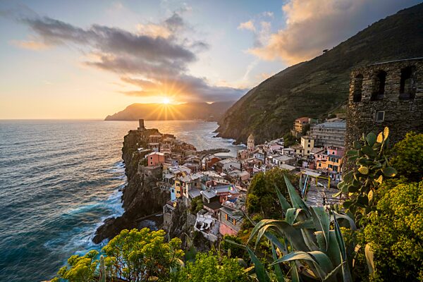 Ausblick auf die bunten Häuser von Vernazza bei Sonnenuntergang, La Spezia, Nationalpark Cinque Terre, Ligurien, Italien, Europa