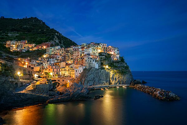 Ortsansicht, Bunte Häuser des Fischerdorfs Manarola, Abendstimmung, Nationalpark Cinque Terre, Ligurien, Italien, Europa