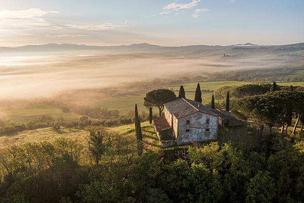 Altes Landgut bei Morgenstimmung, bei San Quirico d'Orcia, Val d'Orcia, Provinz Siena, Toskana, Italien, Europa