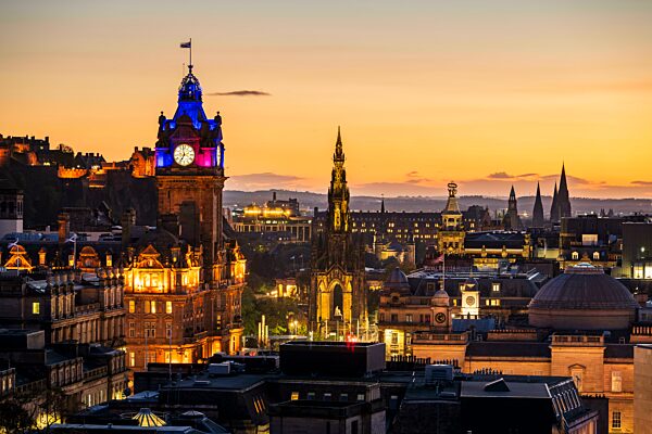 Aussicht vom Calton Hill über die historische Altstadt bei Nacht, Abenddämmerung, Edinburgh, Schottland, Großbritannien, Europa