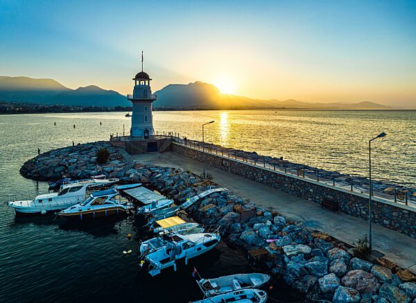 Sonnenaufgang über Leuchtturm und Yachthafen aus einer Drohne, Alanya, Türkische Riviera an der Mittelmeerküste, Antalya, Türkei, Asien