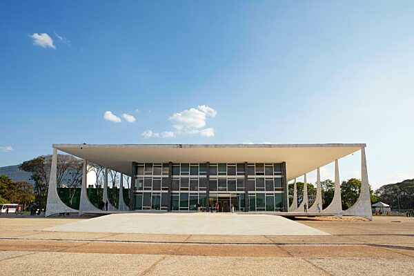 Palast des Bundesgerichtshofs, Architekt Oscar Niemeyer, Praça dos Três Poderes, Brasilia, Distrito Federal, Brasilien, Südamerika