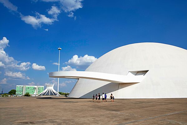 Nationalmuseum Honestino Guimarães, hinten die Catedral Metropolitana N. Sra. Aparecida oder Metropolitan Cathedral, Architekt Oscar Niemeyer, Brasilia, Distrito Federal, Brasilien, Südamerika