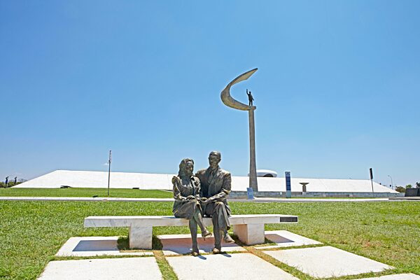 Statuen Juscelino Kubitschek de Oliveira, 1956 bis 1961 Staatspräsident von Brasilien und Gründer Brasilia, und seine Frau Sarah Luísa Lemos de Oliveira Kubitschek, hinten das Memorial JK von Oscar Niemeyer, Brasilia, Distrito Federal, Brasilien, Südam