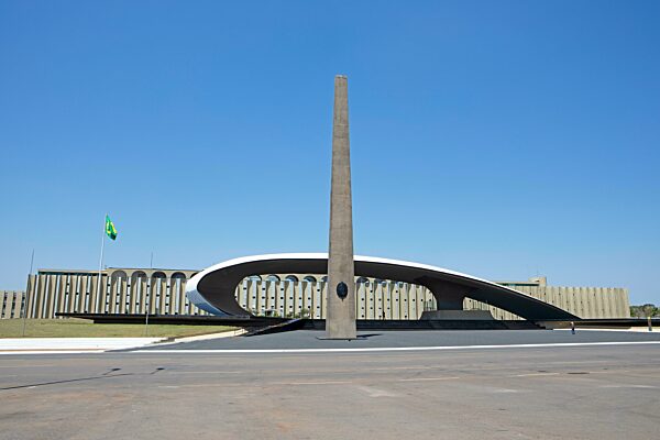 Concha Acústica do Exército, Platz Duque de Caxias, Architekt Oscar Niemeyer, hinten das Armee Hauptquartier, Militärsektor, Brasilia, Distrito Federal, Brasilien, Südamerika