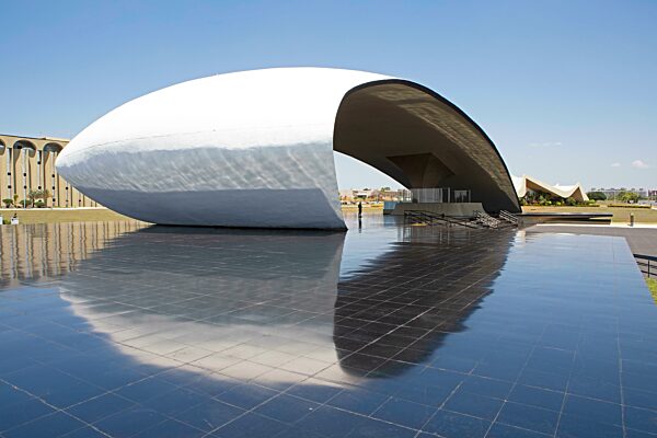 Concha Acústica do Exército, Platz Duque de Caxias, Architekt Oscar Niemeyer, hinten das Armee Hauptquartier, Militärsektor, Brasilia, Distrito Federal, Brasilien, Südamerika