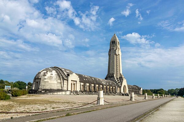 Gebäude Beinhaus von Douaumont und Soldatenfriedhof für französische und deutsche Soldaten des Ersten Weltkriges 1914, 1918, Verdun, Département Meuse, Grand Est, Frankreich, Europa