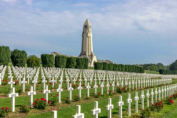 Das Gebäude Beinhaus von Douaumont und Soldatenfriedhof für französische und deutsche Soldaten des Ersten Weltkriges 1914, 1918 und ein großes Plateau mit mit weißen Kreuzen gefallenen Soldaten, Verdun, Département Meuse, Grand Est, Frankreich, Europ