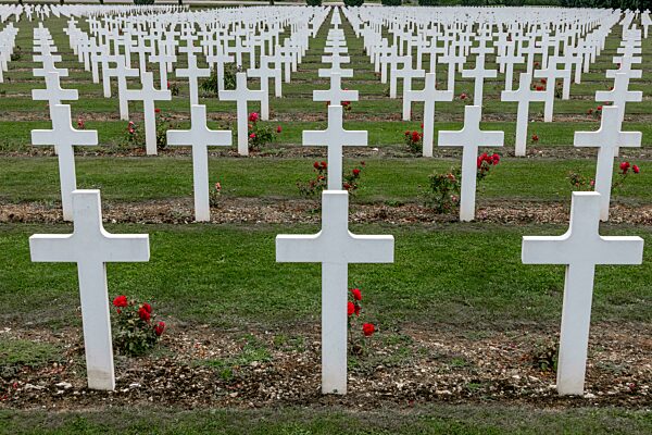 Französischer Soldatenfriedhof bei dem Ossuaire de Douaumont mit weißen Gräbern Kreuze gefallenen Soldaten, Verdun, Département Meuse, Grand Est, Frankreich, Europa