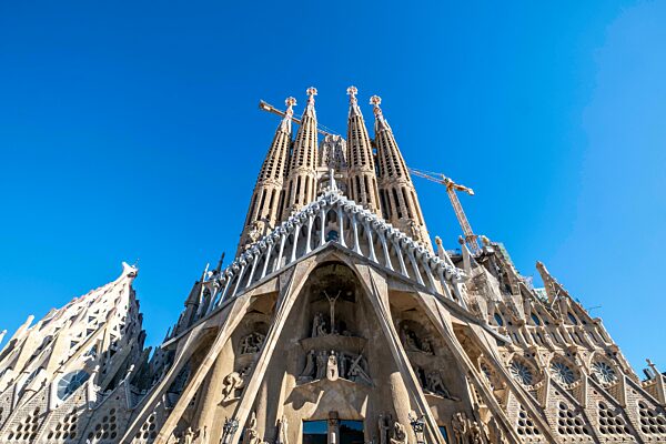 Blick auf die Fassade von La Pasion de la Sagrada Familia, dem Werk des katalanischen Architekten der Moderne, Antoni Gaudi