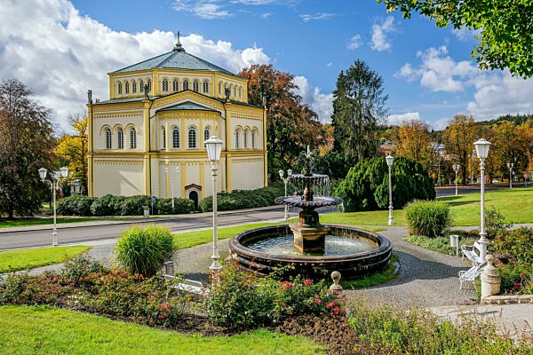 Brunnen vor der Kirche Maria Himmelfahrt im herbstlichen Kurpark, Marienbad, Westbömisches Bäderdreieck, Karlsbader Region, Böhmen, Tschechien, Unesco-Weltkulturerbe, Europa