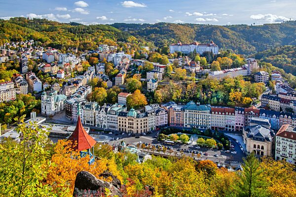 Aussichtspavillon mit Ausblick auf das historische Zentrum im Herbst, Karlsbad, Westbömisches Bäderdreieck, Karlsbader Region, Böhmen, Tschechien, Unesco-Weltkulturerbe, Europa