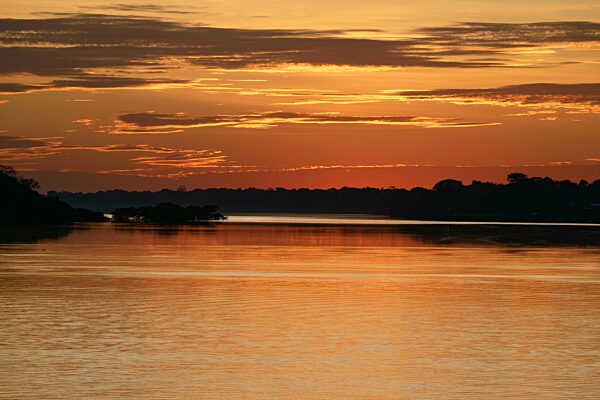 Sonnenaufgang auf dem Fluss Madeira, Bundesstaat Amazonas, Brasilien, Südamerika
