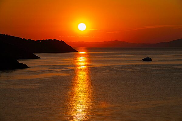 Sonnenaufgang in der Bucht Gaia di Mola vor Porto Azzurro, Elba, Toskanischer Archipel, Toskana, Italien, Europa