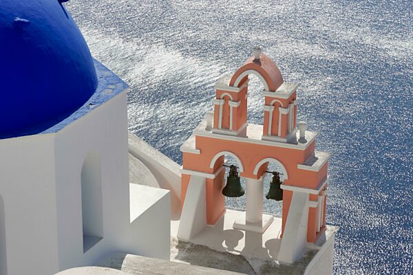 Santorin, Oia, blaue Kuppeln, Kirchen Agios Spyridon Agios Anastasis von oben, Kykladen, Griechenland, Europa