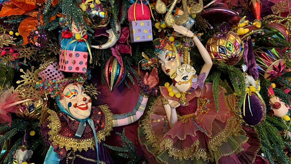 Weihnachten, Dekoration, Weihnachtsdekoration, Weihnachtskugeln, dekoriert, Fest, festlich, geschmückt, Weihnachtsschmuck, Glanz, glamour, Christentum, Religion, christlich, skurril, gag, Figuren, Clown, überladen, viel, Menge