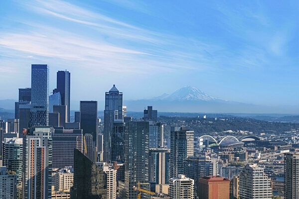 Panoramablick auf die Skyline des Finanzdistrikts von Seattle im...
