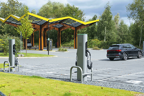 Schnellladestation mit 300KW Ladesäulen im Ruhrgebiet bei Bochum...