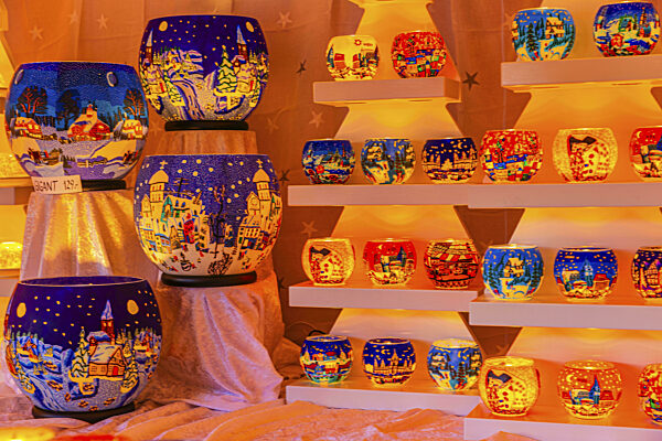 Bunte Teelichter in einem Stand am Christkindlmarkt am Rathaus, Wien...