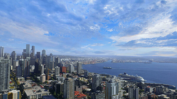 Panoramablick auf den Jachthafen Seattle Bell Harbor und die Skyline der...