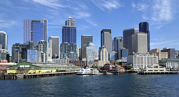 Panoramablick auf den Jachthafen Seattle Bell Harbor und die Skyline der...