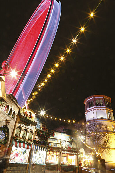 Weihnachtsmarkt mit Riesenrad auf dem Burgplatz, historisches Stadtzentrum...