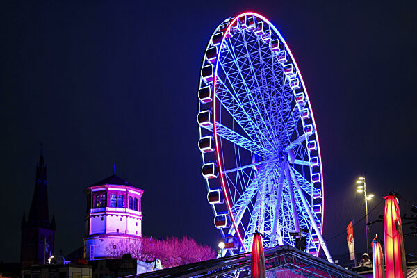 Beleuchtetes Riesenrad auf einem Weihnachtsmarkt, Düsseldorf, Deutschland...