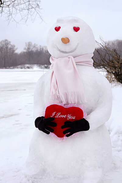 Lächelnder Schneemann mit herzförmigen Augen...