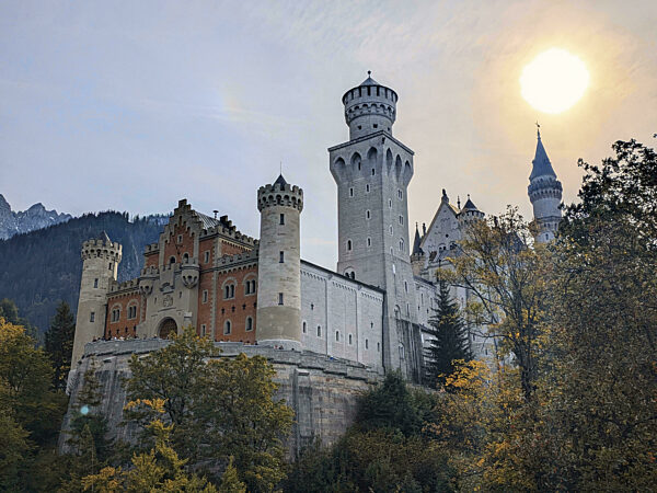 Ein majestätisches mittelalterliches Schloss mit hohen Türmen...