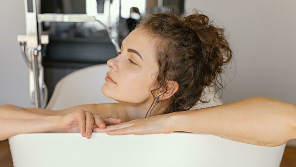 Frau entspannt in der Badewanne