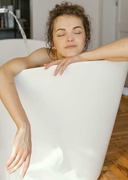 Frau entspannt in der Badewanne 4