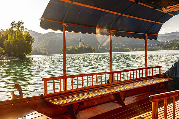 Hölzernes Touristenboot auf dem Bleder See in Slowenien...