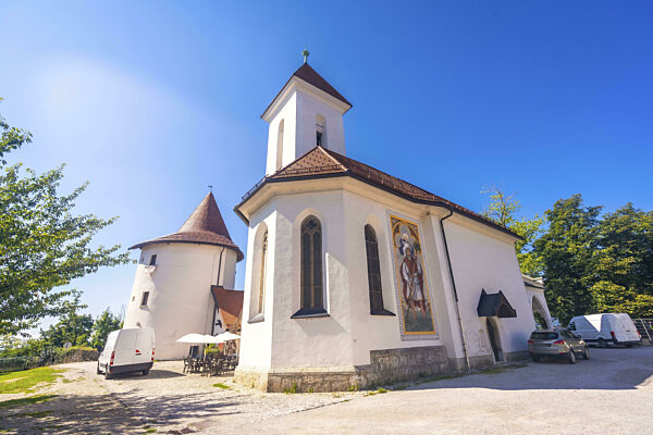 Weiße Kirche St. Cantianus mit zylindrischem Turm in der mittelalterlichen...