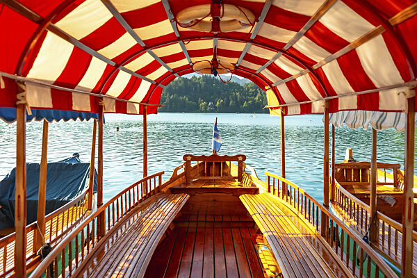 Hölzernes Touristenboot mit rotem und weißem Verdeck...
