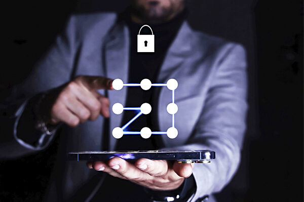 Ein Geschäftsmann interagiert mit einem digitalen Sicherheitsmuster...