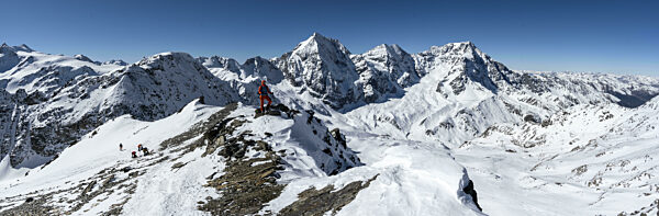 Skitourengeher zu Fuß, Bergpanorama mit schneebedeckter Berglandschaft im...