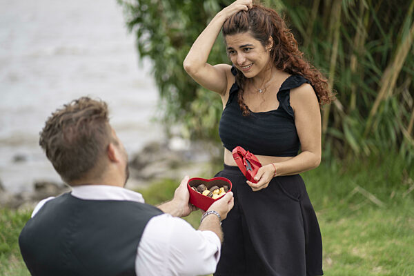 Frau schaut voller Glück und Liebe auf ihren Freund...